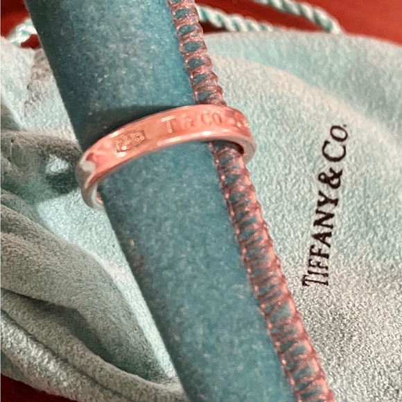 TIFFANY & Co. narrow band ring from the 1837 collection. - Picture 2 of 3